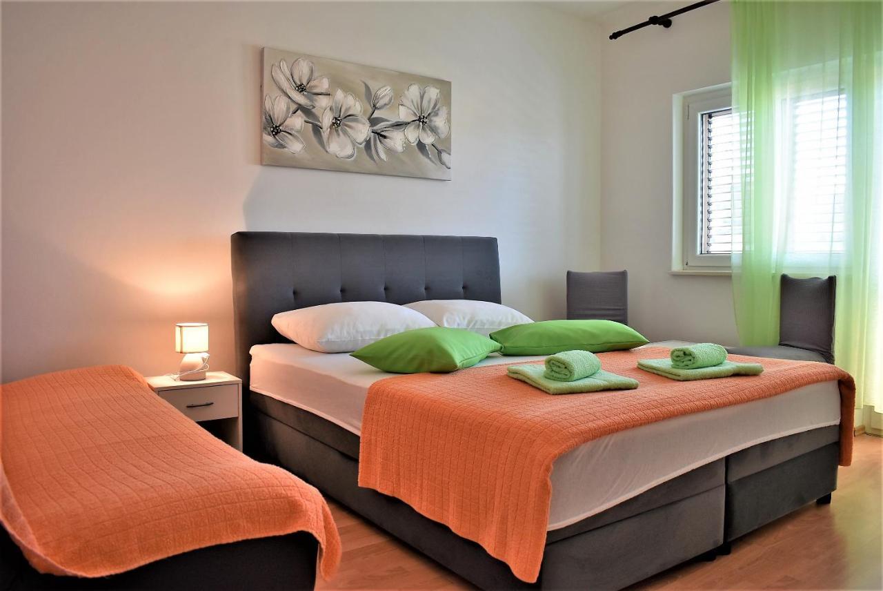 Rooms In Family House Vera Mundanije Bagian luar foto
